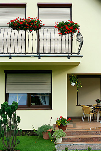 Kältebrückenfreie Integration der Rollläden in die Fassade